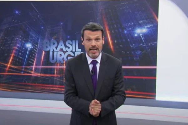Imagem colorida mostra o jornalista Lucas Martins de volta à Band - Metrópoles