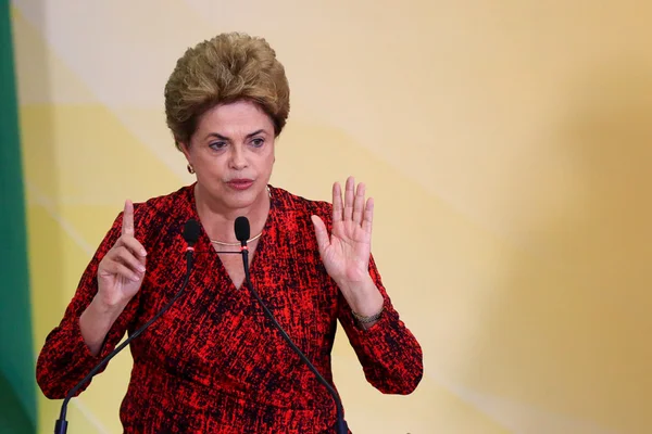Dilma pede para adiar entrega de alegações finais do impeachment