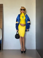 Blusa combinada com saia de látex