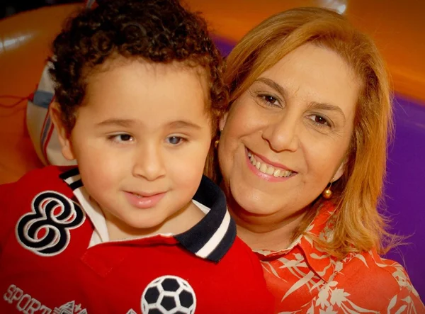 Mãe declara amor ao filho adotivo que sobreviveu a um aborto