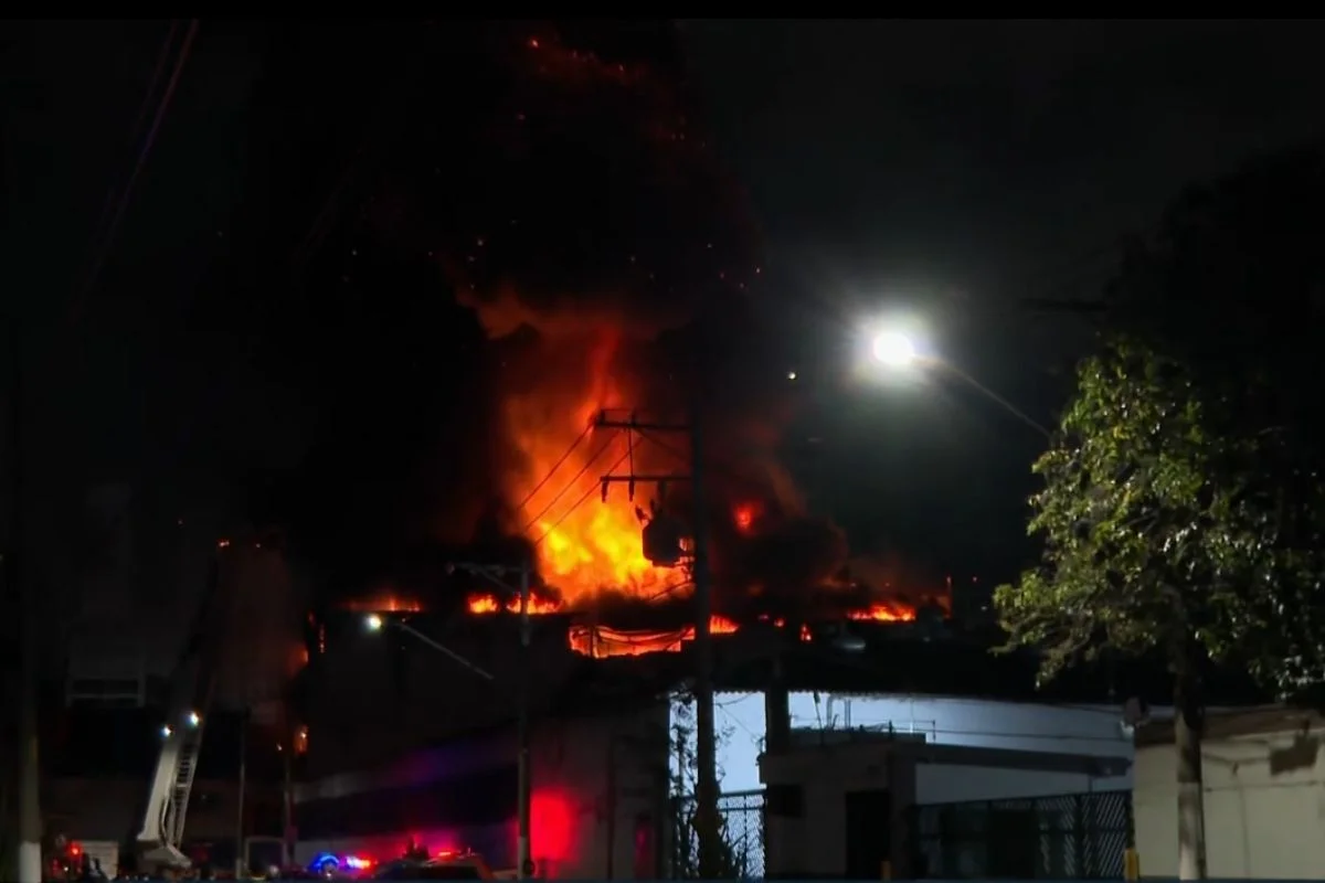 Incêndio de grandes proporções atinge galpão na Lapa, zona oeste de São Paulo Incêndio de grandes proporções atinge galpão na Lapa, zona oeste de São Paulo