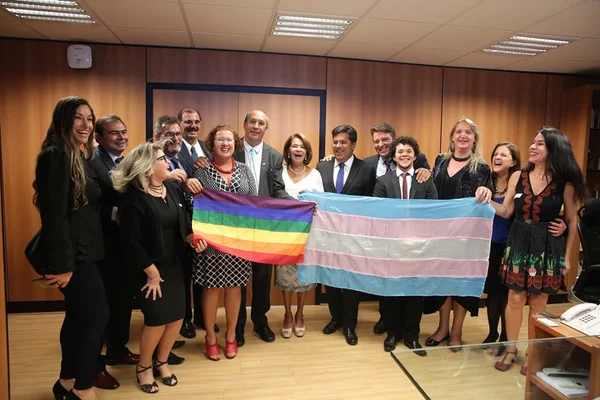 MEC autoriza nome social na educação básica para travestis e trans