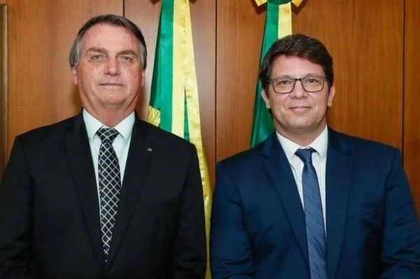 Bolsonaro e Mário Frias secretário de Cultura do governo Bolsonaro. Bolsonaro usa terno preto, camiseta clara e gravata estampada. Mário usa terno azul-marinho, gravata azul-marinho e camiseta clara- Metrópoles