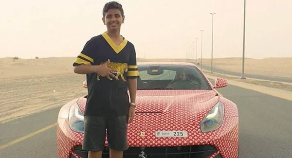 Filho de bilionário cobre Ferrari com logotipo da Louis Vuitton