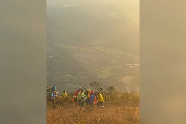 bombeiros resgatam mulher que caiu de parapente