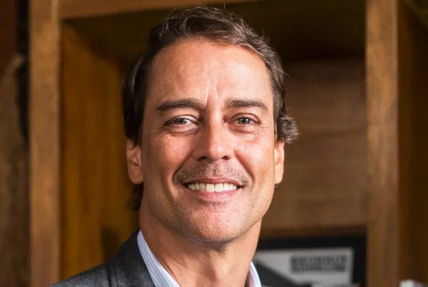 Enteado de Marcello Antony trabalha fazendo faxina em Portugal