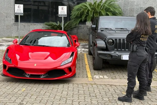 Ferrari de R$ 4 milhões é apreendida em operação contra sindicato ligado a irmão de Lula