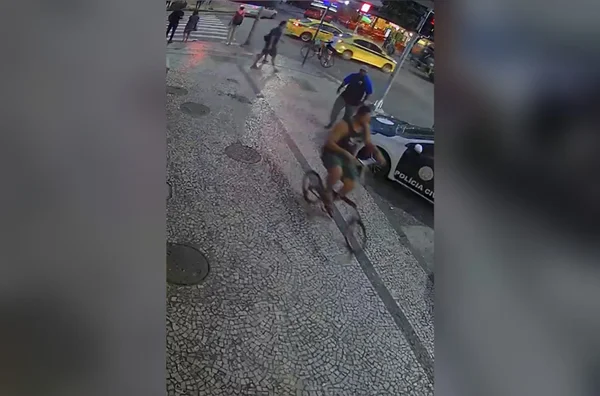 imagem colorida segurança que espancou ciclista vai à delegacia usando a bicicleta da vítima