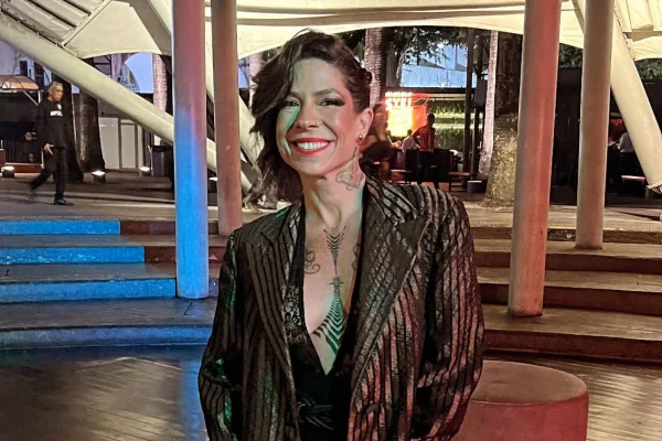 Foto colorida de Vivi Seixas, filha de Raul Seixas - Metrópoles