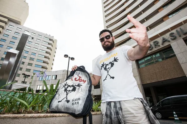 Fãs fazem plantão na porta do hotel para ver integrantes do Pearl Jam