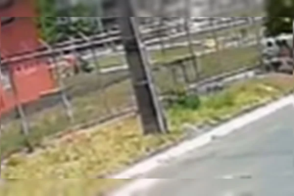 Frame de vídeo de suspeito fugindo em motocicleta