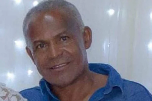 Homem negro com gola polo azul