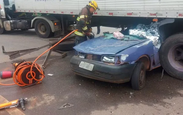 imagem colorida mostra acidente entre carro e carreta na GO-222 - Metrópoles