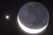 Também foi registrado o fenômeno da luz cinérea, quando a parte escura da Lua fica levemente iluminada Também foi registrado o fenômeno da luz cinérea, quando a parte escura da Lua fica levemente iluminada
