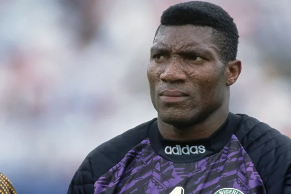 Foto colorida do goleiro Peter Rufai - Metrópoles