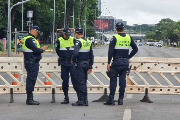 Policiais militares fazem bloqueio da Esplanada