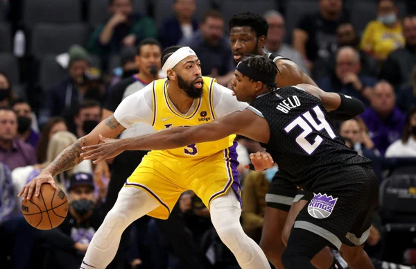 Lakers derrotam Kings de virada