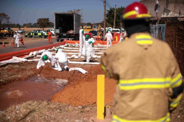 Simulado de vazamento em oleoduto interdita rodovia no DF - destaque galeria