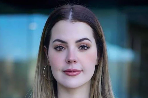 foto colorida de rosto de mulher branca séria - metrópoles