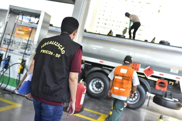 Após alta em preços, Procon-DF cobra nota fiscal de postos de gasolina