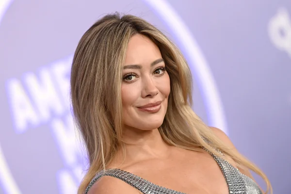 “Esperma de salmão” e botox: o tratamento que conquistou Hilary Duff