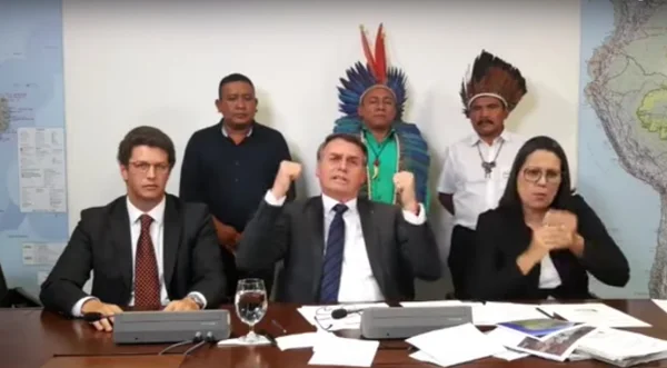 Bolsonaro recebe índios em live, defende garimpo e critica ONGs