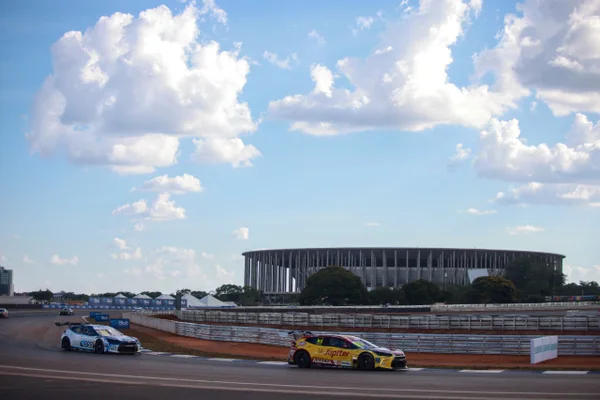 Foto colorida da corrida sprint da Stock Car - Metrópoles
