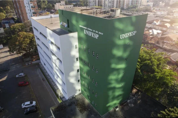 A universidade registrou um boletim de ocorrência por causa da frase pichada e manifestou seu repúdio ao ato de vandalismo por meio de nota - Metrópoles