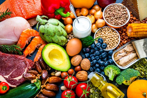 Imagem mostra várias frutas, legumes e carnes permitidas na dieta mediterrânea - Metrópoles