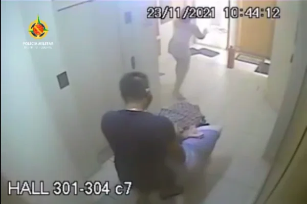 homem puxando cadeira de rodas