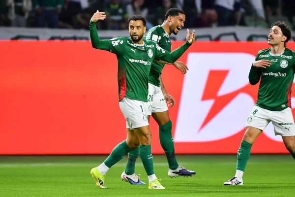 Jogadores do Palmeiras durante partida.