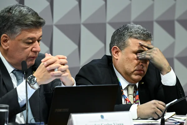 imagem colorida do presidente da CPMI do INSS, Carlos Viana e do presidente da Conafer, Carlos Roberto Ferreira Lopes