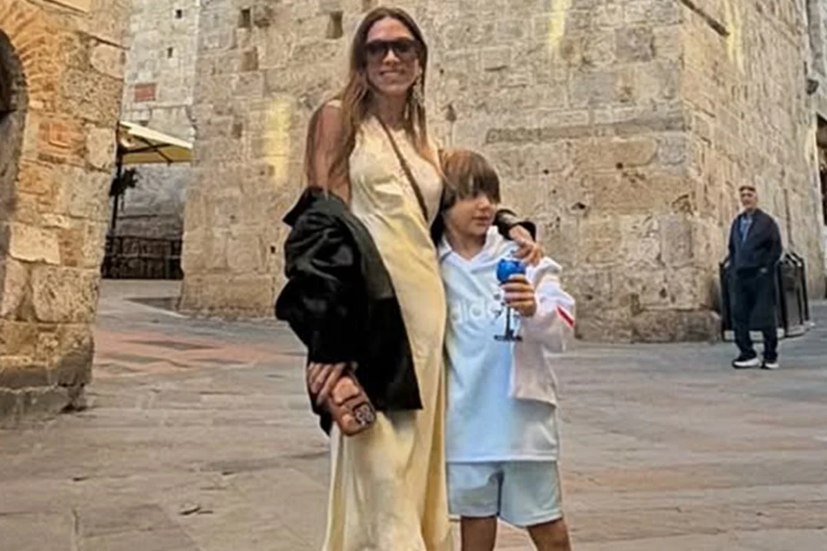 Patrícia Abravanel posa ao lado de um dos filhos na Itália Patrícia Abravanel posa ao lado de um dos filhos na Itália