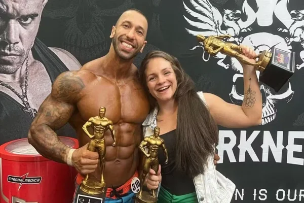 Imagem colorida do Fisiculturista Igor Porto e Marcela Luise Brandão com troféus - Metrópoles