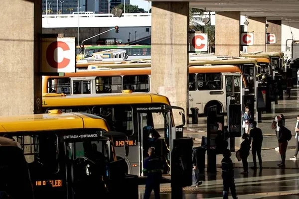 Movimentação de pessoas e ônibus na plataforma C da Rodoviária do Plano Piloto - Metrópoles