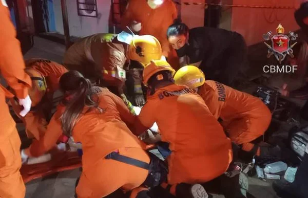 Vídeo: bombeiros salvam 5 pessoas e 2 cães em incêndio na Asa Norte