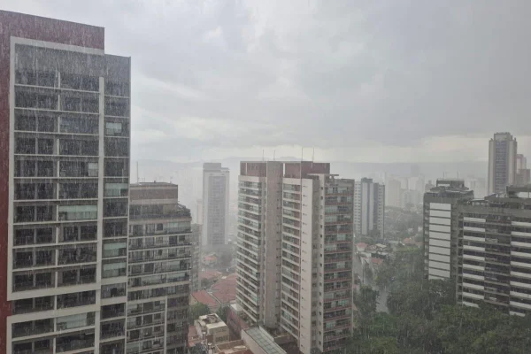A previsão do CGE indica tempo com muitas nuvens, temperaturas amenas e instabilidade, com possibilidade de chuva fraca durante todo o dia - Metrópoles