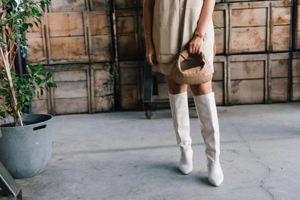 Mulher branca com botas brancas