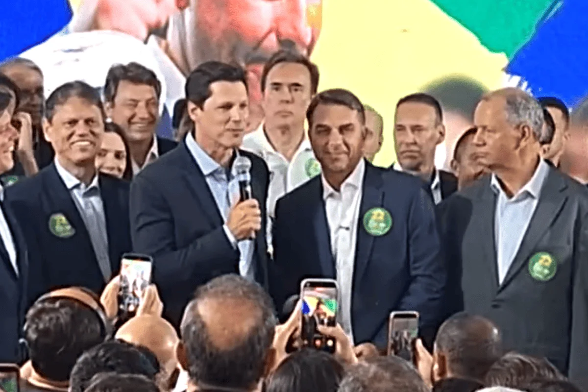 Daniel Vilela, governador de Goiás, ao lado de Flávio Bolsonaro e aliados do MDB, PL e Republicanos. Daniel Vilela, governador de Goiás, ao lado de Flávio Bolsonaro e aliados do MDB, PL e Republicanos.