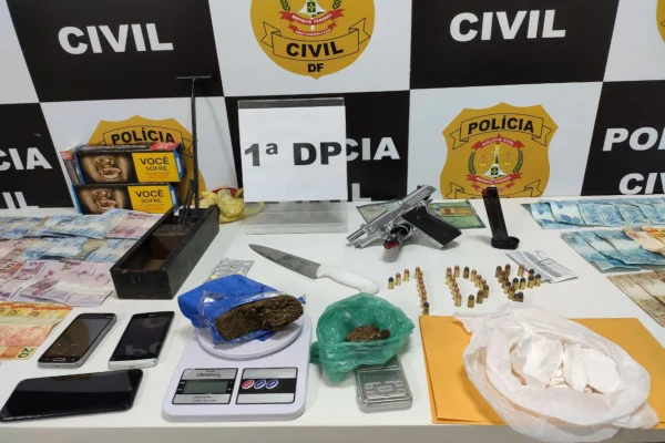 Armas e drogas apreendidas