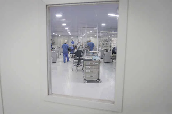 Outro fator de destaque são as visitas no alambrado, onde as famílias podem encontrar, com distanciamento, os familiares internados Outro fator de destaque são as visitas no alambrado, onde as famílias podem encontrar, com distanciamento, os familiares internados