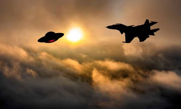 imagem colorida de avião e ovni - Metrópoles