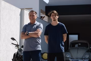 O ex-presidente Bolsonaro e seu filho Jair Renan em jardim de casa