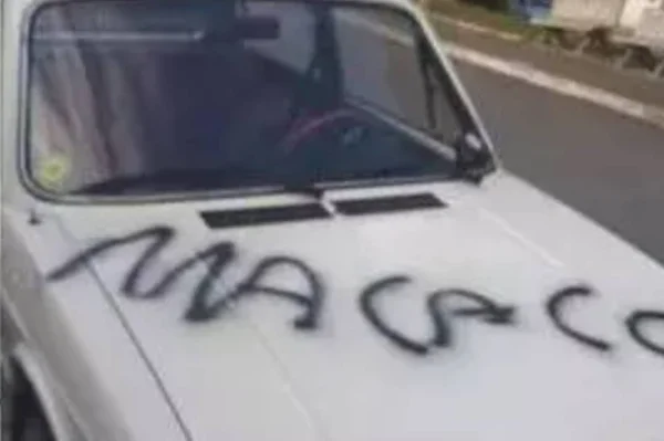 Homem tem carro pichado com frase racista