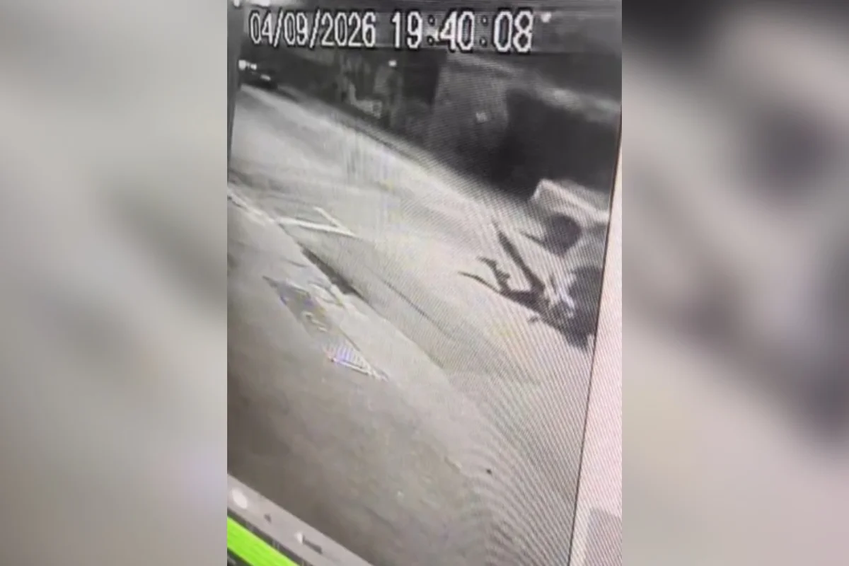 Pouco depois, outra gravação mostra o momento em que a adolescente se joga do carro em movimento e cai no asfalto Pouco depois, outra gravação mostra o momento em que a adolescente se joga do carro em movimento e cai no asfalto