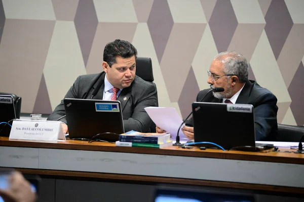 imagem colorida mostra ccj do senado com senadores alcolumbre e paim - Metrópoles