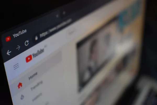 Computador com YouTube aberto