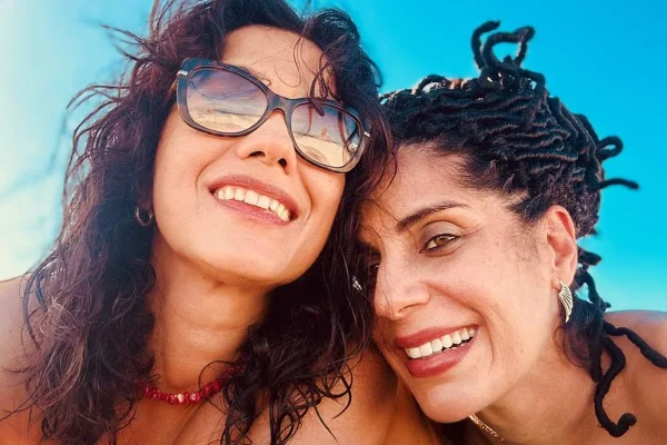 Ana Cecília Costa e Luciana Lyra posam juntas e sorridentes - Metrópoles