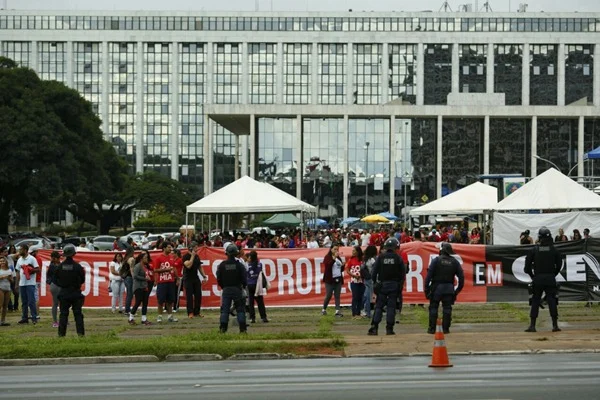 Professores fazem nova assembleia nesta terça (4/4)