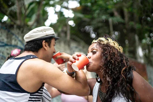 “Carnavrau”: beber demais pode atrapalhar o sexo pós-bloquinho